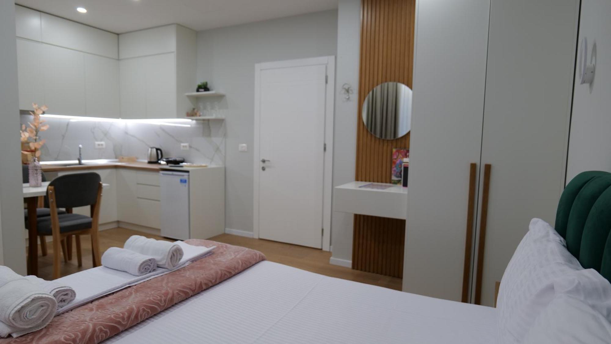Kristi Apartments 01 ティラナ エクステリア 写真
